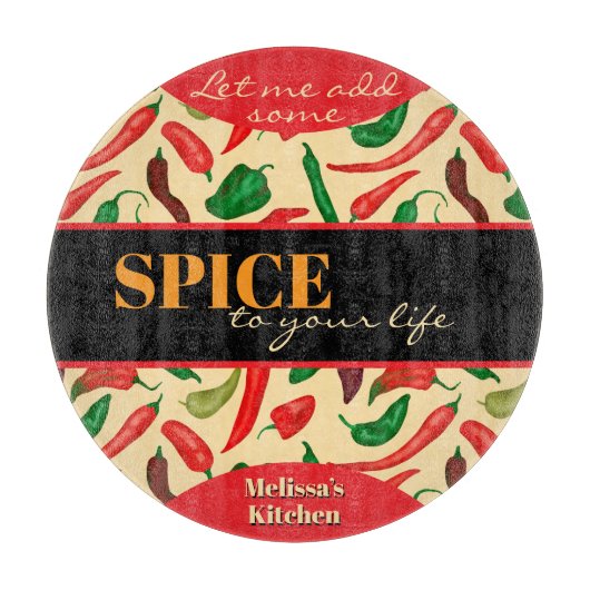 Hübsche würzige, heiße Paprikaschoten, grün Schneidebrett (Vorderseite)