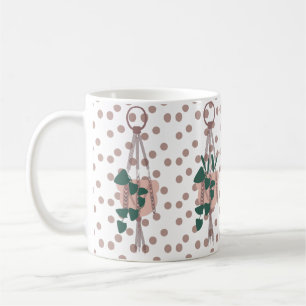 Hübsche Zimmerpflanze und Punkte hängende Macramee Kaffeetasse
