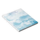 Hübscher blauer Himmel vom Schreibtisch Notizblock (angewinkelt)