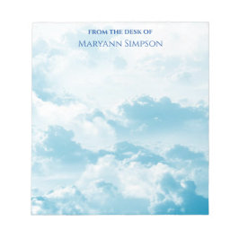 Hübscher blauer Himmel vom Schreibtisch Notizblock