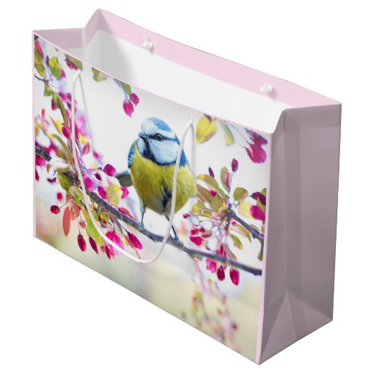 Hübscher Blauer und Gelber Bird auf einem Zweigbil Große Geschenktüte (Vorderseite Schrägansicht)