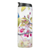 Hübscher Blauer und Gelber Bird auf einem Zweigbil Thermosbecher (Nach rechts gedreht)