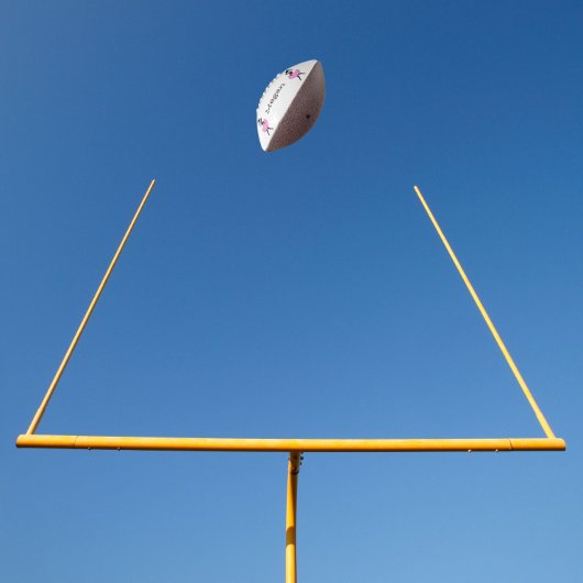 Hübscher cooler schwarzer football