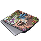 Hübscher Dame Drinking Coffee Relaxen im Freien Laptopschutzhülle (Vorne Knopf)