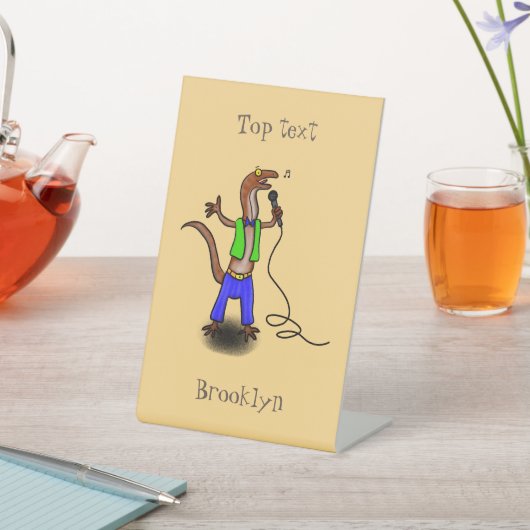 Hübscher Eidechsengesang mit Mikrofon-Cartoon Sockelschild (In SItu)