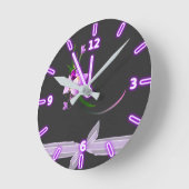 Hübscher eleganter Lila Blume-Schwarzer Hintergrun Runde Wanduhr (Winkel)