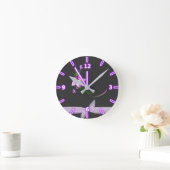 Hübscher eleganter Lila Blume-Schwarzer Hintergrun Runde Wanduhr (Zuhause)