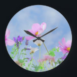 Hübscher Frühlings-wilde Blumen Große Wanduhr<br><div class="desc">Hübsche rosa Blumen und Lavendelwiese an einem hellen Frühlingstag gegen einen blauen Himmel.</div>