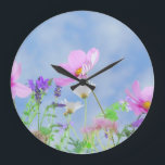 Hübscher Frühlings-wilde Blumen Große Wanduhr<br><div class="desc">Hübsche rosa Blumen und Lavendelwiese an einem hellen Frühlingstag gegen einen blauen Himmel.</div>
