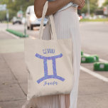 Hübscher Gemini Astrologie Geburt nach Maß Tragetasche<br><div class="desc">Dieser hübsche,  lila und Lavendel Gemini Totbeutel zeigt Ihr astrologisches Schild aus dem Zodiac in einem schönen Funkeln wie die Sternbilder. Passen Sie dieses niedliche Astrologie-Symbol mit Ihrem Namen in kursiver Schrift für jemanden an,  der Ende Mai oder Anfang Juni Geburtstag hat.</div>