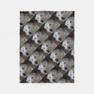 Hübscher große Pyrenäen-Hund Fleecedecke