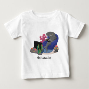 Hübscher Hai beim Fernsehen Cartoon Baby T-shirt