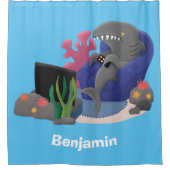 Hübscher Hai beim Fernsehen Cartoon Duschvorhang (Vorderseite)