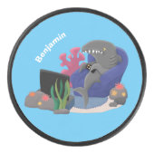 Hübscher Hai beim Fernsehen Cartoon Eishockey Puck (Vorderseite)