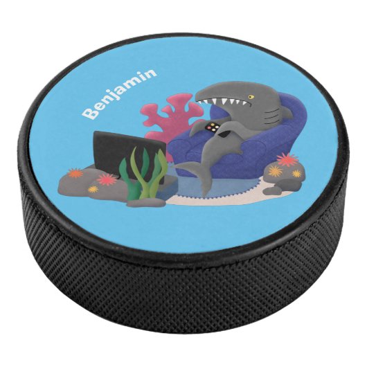 Hübscher Hai beim Fernsehen Cartoon Eishockey Puck (3/4)