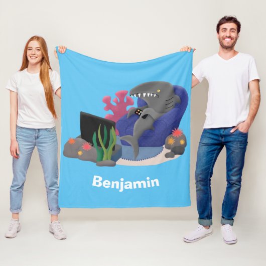 Hübscher Hai beim Fernsehen Cartoon Fleecedecke (Beispiel)