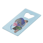 Hübscher Hai beim Fernsehen Cartoon Geldbeutel Flaschenöffner (Vorderseite Schrägansicht)