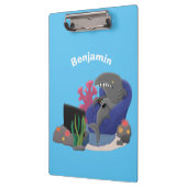 Hübscher Hai beim Fernsehen Cartoon Klemmbrett (Links)