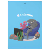 Hübscher Hai beim Fernsehen Cartoon Klemmbrett (Rückseite)