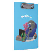 Hübscher Hai beim Fernsehen Cartoon Klemmbrett (Rechts)