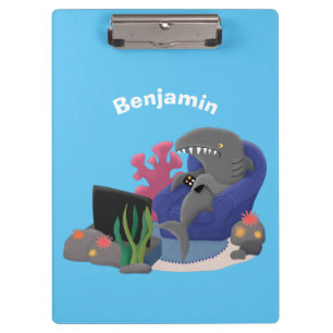 Hübscher Hai beim Fernsehen Cartoon Klemmbrett