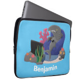 Hübscher Hai beim Fernsehen Cartoon Laptopschutzhülle (Vorne Rechts)