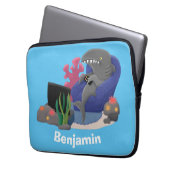 Hübscher Hai beim Fernsehen Cartoon Laptopschutzhülle (Vorderseite Links)
