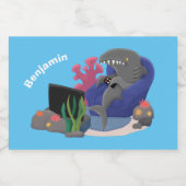 Hübscher Hai beim Fernsehen Cartoon Lebensmitteletikett (Einzelnes Label)