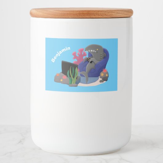 Hübscher Hai beim Fernsehen Cartoon Lebensmitteletikett (Vorderseite)