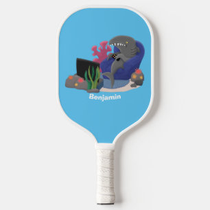 Hübscher Hai beim Fernsehen Cartoon Pickleball Schläger
