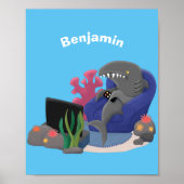 Hübscher Hai beim Fernsehen Cartoon Poster (Vorne)
