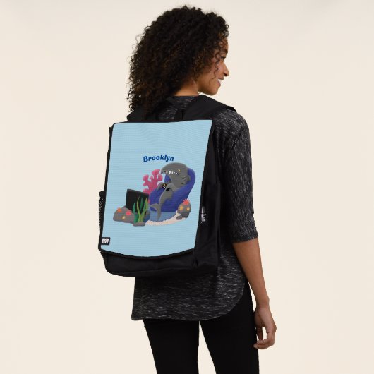 Hübscher Hai beim Fernsehen Cartoon Rucksack (Ausgewaschen)