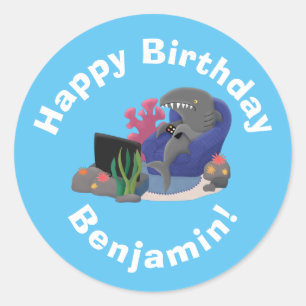 Hübscher Hai beim Fernsehen Cartoon Runder Aufkleber