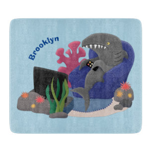 Hübscher Hai beim Fernsehen Cartoon Schneidebrett