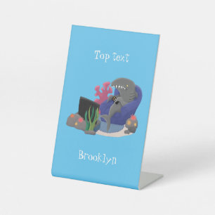 Hübscher Hai beim Fernsehen Cartoon Sockelschild