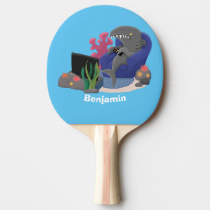 Hübscher Hai beim Fernsehen Cartoon Tischtennis Schläger