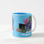 Hübscher Hai beim Fernsehen Cartoon Zweifarbige Tasse (VorderseiteRechts)