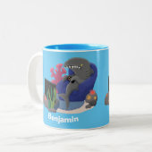 Hübscher Hai beim Fernsehen Cartoon Zweifarbige Tasse (Vorderseite Links)