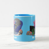 Hübscher Hai beim Fernsehen Cartoon Zweifarbige Tasse (Mittel)