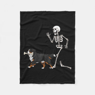 Hübscher Halloween Berner Hund und Skelett Fleecedecke