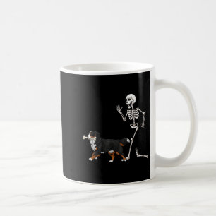 Hübscher Halloween Berner Hund und Skelett Kaffeetasse