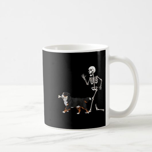 Hübscher Halloween Berner Hund und Skelett Kaffeetasse (Rechts)