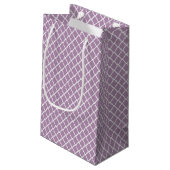 Hübscher Lavendel lila Quatrefoil mit Monogramm Kleine Geschenktüte (Rückseite Schrägansicht)