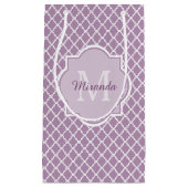 Hübscher Lavendel lila Quatrefoil mit Monogramm Kleine Geschenktüte (Vorderseite)