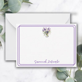 Hübscher Lila Blumenstrauß in einem Korbgeflecht Mitteilungskarte