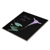 Hübscher lila Morgenglanz auf schwarz  Fliese (Seite)