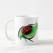 hübscher Marienkäfer auf einem Blatt Kaffeetasse (Links)