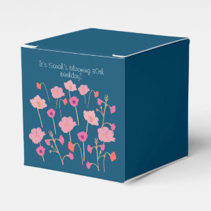 Hübscher, moderner Blumengeburtstag mit individuel Geschenkschachtel