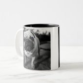 Hübscher Mops Zweifarbige Tasse (Vorderseite Links)