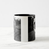 Hübscher Mops Zweifarbige Tasse (Mittel)